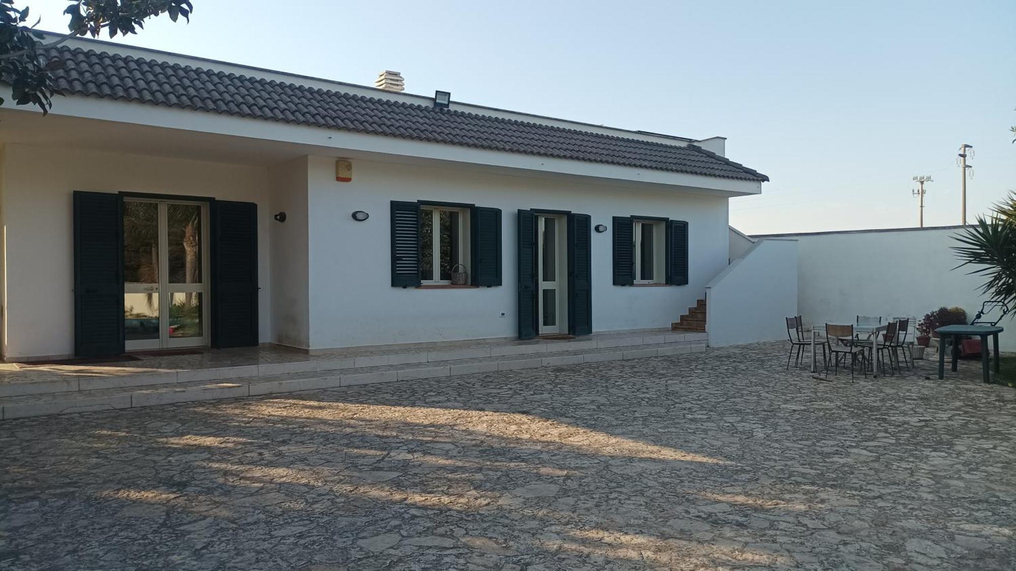 Villalinda Con Piscina Homestay *